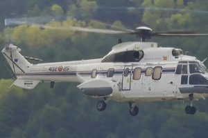 Llega el helicópeto que trasladará los restos de Franco.