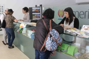 Turistas en la Oficina de Turismo de la capital.