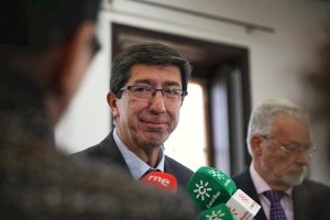 Juan Marín atiende a los medios.