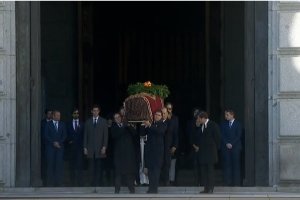 El féretro del dictador Francisco Franco sale de la Basílica.