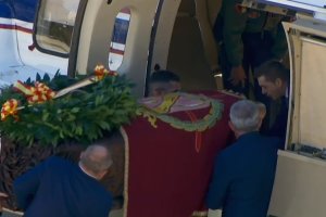 Introducen el féretro en el helicóptero.