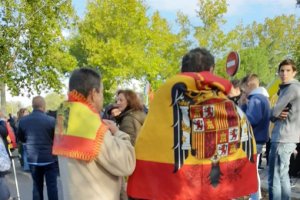 Muchos de ellos portan banderas.