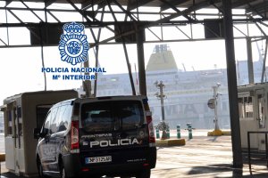 Policía Nacional en la terminal internacional del Puerto de Almería
