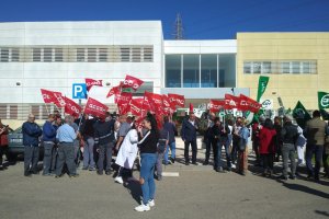 Personal de CSIF y CCOO ante la puerta de la Gerencia.