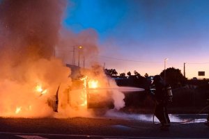 Incendio de un vehículo en Tarambana.