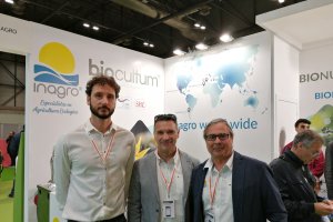 Directivos en el feria internacional.