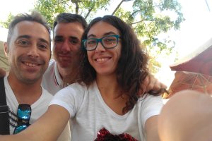 Álvaro Cano posa en una simpática fotografía entre dos amigos.