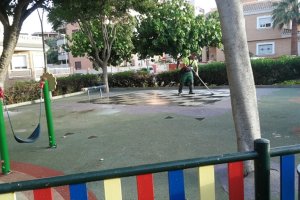 Imagen de archivo de un operario limpiando un parque infantil en Almería.