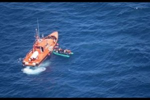 Imagen de Twitter de Salvamento Marítimo del rescate de la patera.