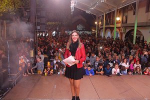 La Plaza de la Constitución se lleno con la gala que presentó la concejala Loli Escámez.