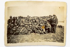 El único recuerdo que tiene Pablo de su padre es esta foto en la que aparece sentado en primera fila (tercero por la derecha).