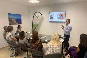 Charla en Vellsam a una delegación de Serbia.