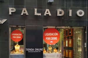 Imagen de la Joyería Paladio del centro de la ciudad con los carteles del cierre.