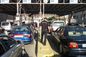 Imagen de archivo de un agente de la Policía Nacional en el Puerto de Almería.