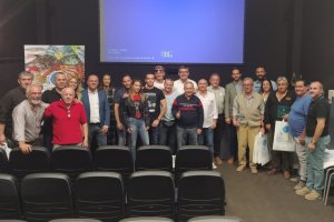 Comerciantes distinguidos con el sello de calidad ‘Fresquito, Fresquito’ recogiendo sus distintivos.