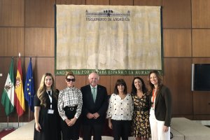 López, a la izquierda de la foto, en la que también aparece Marta Bosquet.