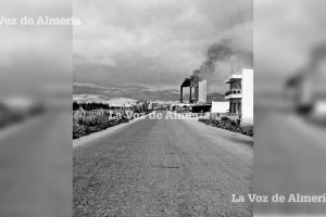 La Avenida de Cabo de Gata se convertía en un camino rural al llegar a la Central Térmica del Zapillo. El humo se mezclaba con los olores de la vega.