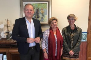 El alcalde y la concejala con la pregonera de este año.