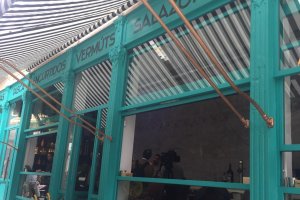 Puerta del nuevo local hostelero de la capital.