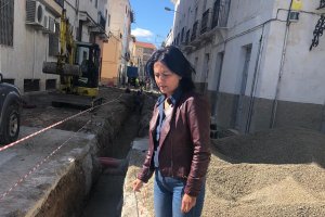 La alcaldesa de Cantoria en una de las obras.