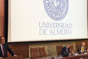Juan Molas, durante su conferencia. A la derecha Jerónimo de Burgos y José María Rosell.