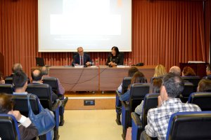 El ministro, durante su conferencia.