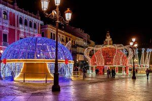 Imagen de las tres coronas luminosas que permanecerán expuestas en Almería en Navidad.