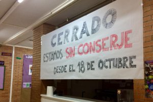 Pancarta de protesta ubicada en la conserjería.
