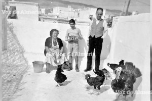 La familia de Antonio Contreras Larios en el terrado de su casa, en  la calle Hileras. Las gallinas se criaban junto a los pavos.