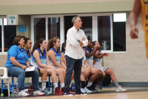 Cata dirigiendo a las jugadoras roqueteras.