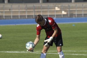 José Corpas con los guantes de René Román el entrenamiento.