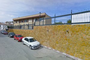 Exterior del colegio público cantoriano.
