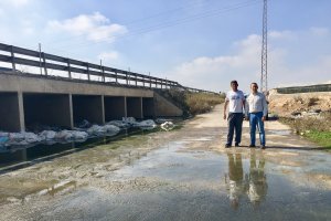 Vargas y Bretones en la zona de vertido de aguas y suciedad.