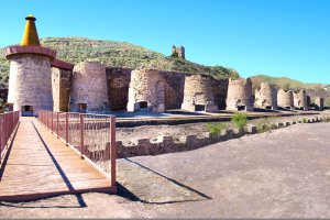 Imagen de los hornos de calcinación de Lucainena de las Torres, recuperados como atractivo turístico.