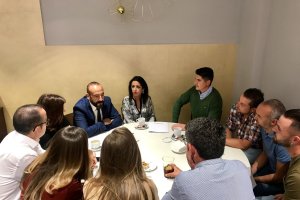 Reunión de Jordi Cañas, Marta Bosquet y Vicente García Egea con agricultores