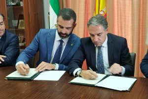 Ramón Fernández-Pacheco y Elías Bendodo durante la firma