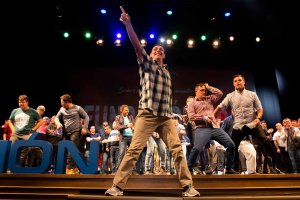 El momento de la Gala con el equipo Genuine bailando en el escenario.