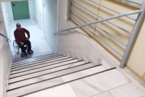 Las escaleras son una barrera insalvable para Ripoll en el Consistorio.