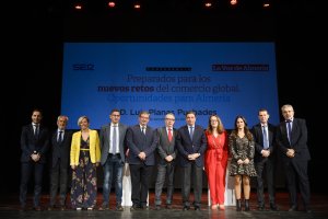 Foto de familia tras la conferencia de Luis Planas.