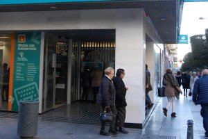 Personas mayores pasean por una calle de la capital de Almería.