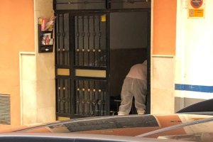 La Policía Científica saca el cuerpo del bloque de viviendas en julio