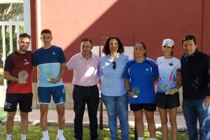 Los ganadores posan con sus trofeos.