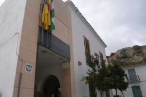 Fachada del edificio que alberga las dependencias del Ayuntamiento zurgenero.