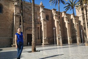 La presentadora del programa, frente a la Catedral de Almería.