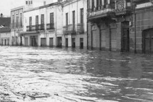 En la calle Natalio Rivas el agua alcanzó dos metros de altura.
