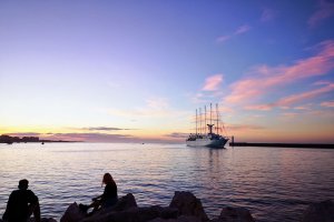 Imagen del crucero navegando.