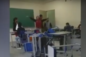 Captura del vídeo en el que los alumnos agreden a una profesora.