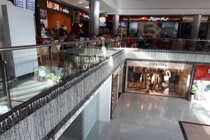 El Centro Comercial Mediterráneo ya ha instalado las luces de Navidad.