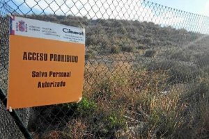 Cartel de aviso que limita e impide el paso a la zona expuesta a las bombas en Palomares.
