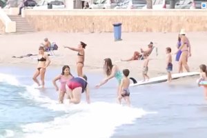 La playa continúa atrayendo turistas en el mes de noviembre.